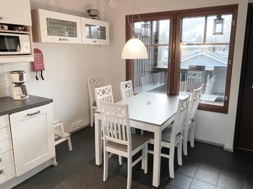 庫奧皮奧的住宿－Tahkonloft，厨房以及带白色桌椅的用餐室。
