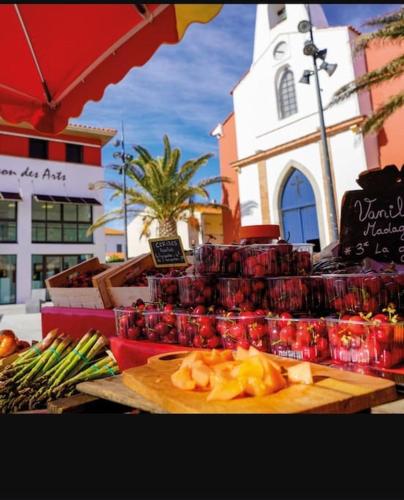 un marché avec un paquet de conserves sur une table dans l'établissement Unique appartement standing 70m2 !entre lagune port animé et à 2mn de la plage, à Leucate