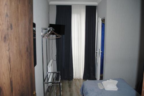 Pokój z łóżkiem i drabiną obok okna w obiekcie Sweet home w mieście Tbilisi City