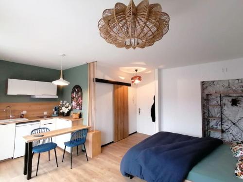 um quarto com uma cama, uma mesa e uma cozinha em Studio neuf-Wintzenheim-proche Colmar-Parking em Wintzenheim
