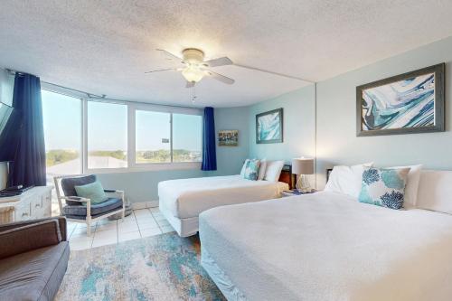 um quarto de hotel com duas camas e um sofá em Top of the Gulf 708 em Panama City Beach