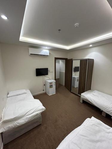 فندق دعاء 2 في Al Hindāwīyah: غرفة مستشفى بسريرين ومرآة