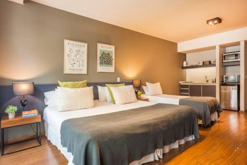 een slaapkamer met twee bedden in een kamer bij Central Location Full Amenities heart Palermo Soho powered by Argenhost -T107- in Buenos Aires