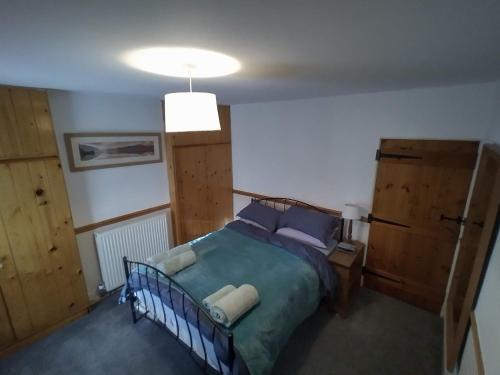 En eller flere senge i et værelse på Cozy Village Cottage