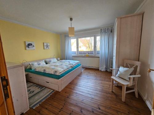 a bedroom with a bed and a window at Urlaub beim Fischer - Gaude Tied in Rerik