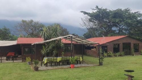 a house with a table and chairs in a yard at Multialojamientos Pico de Orizaba in Orizaba