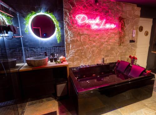 Photo de la galerie de l'établissement Secret Room - Bonnie & Clyde, à Narbonne