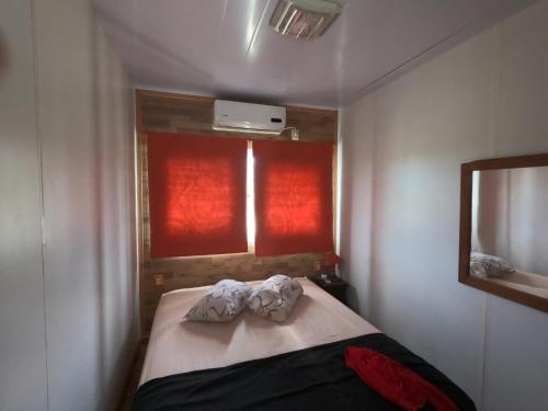 1 dormitorio con 1 cama con 2 toallas en La pausa, en Piriápolis