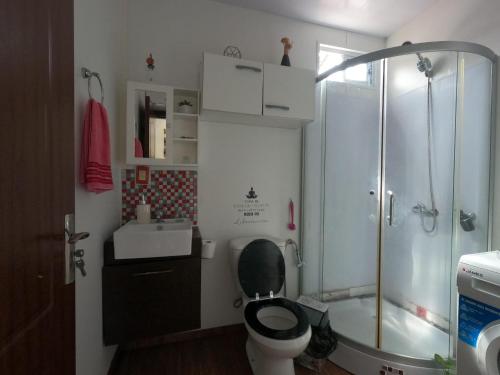 a small bathroom with a toilet and a shower at La pausa in Piriápolis