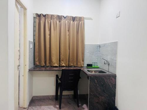Una cocina o cocineta en Hotel Madiwala Grand