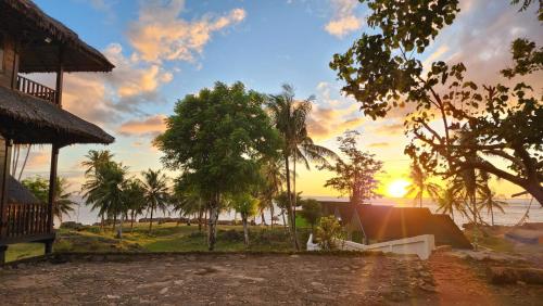 vista para o oceano a partir de um resort ao pôr-do-sol em UKCC Hotel em Kota Bawah Timur