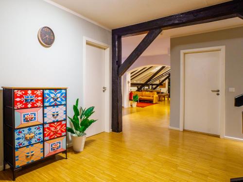 una sala de estar vacía con suelo de madera en Urban Living unter den Dächern der Göttinger Altstadt, en Gotinga