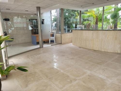 ein leeres Büro mit einer Lobby mit einer Theke in der Unterkunft Paraiso Beach by Hoteles Centric -Adult Only in Es Cana