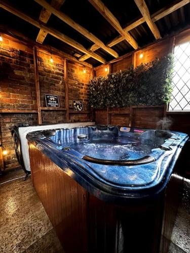 bañera grande en una habitación con en Modern and spacious house with Hot Tub, en Lincolnshire