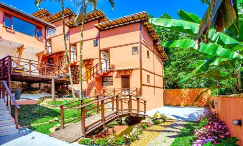 une maison avec un escalier menant à celle-ci dans l'établissement VELINN Pousada Canoa Ilhabela, à Ilhabela