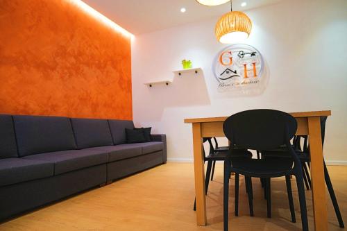 a living room with a couch and a table and chairs at B&B Grace's Home Affittacamere in Canicattì