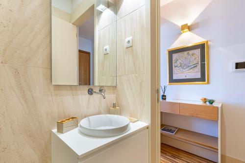 Stylish Poveiros Flat w Balcony by LovelyStay