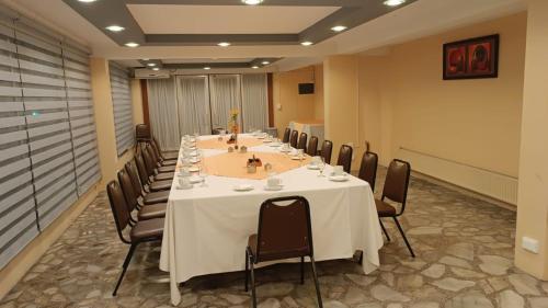 una sala de conferencias con una mesa larga y sillas en Hotel Nicolás Temuco, en Temuco