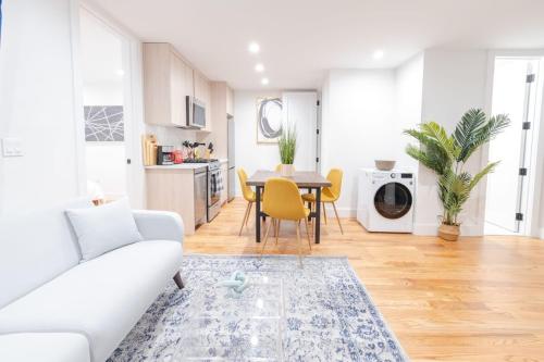 Dapur atau dapur kecil di 323-1 Specious 2BR Williamsburg