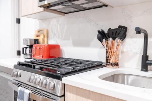 Dapur atau dapur kecil di 323-1 Specious 2BR Williamsburg
