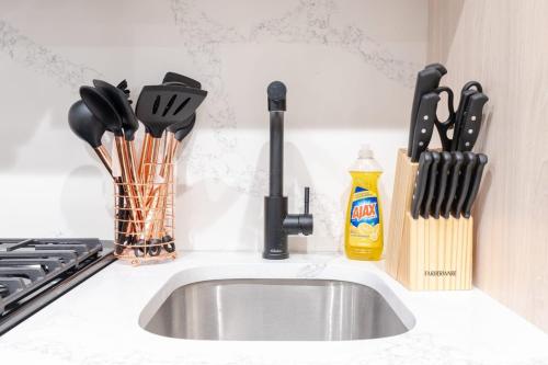 Dapur atau dapur kecil di 323-1 Specious 2BR Williamsburg
