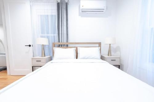 Katil atau katil-katil dalam bilik di 323-1 Specious 2BR Williamsburg