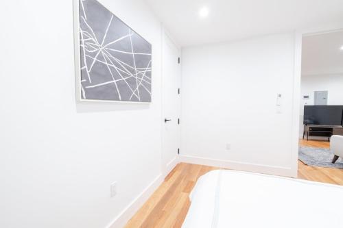 Televisyen dan/atau pusat hiburan di 323-1 Specious 2BR Williamsburg