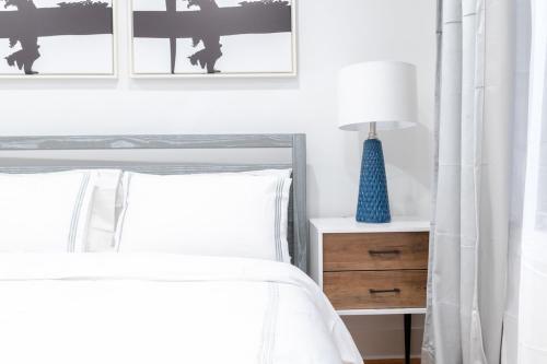 Katil atau katil-katil dalam bilik di 323-1 Specious 2BR Williamsburg