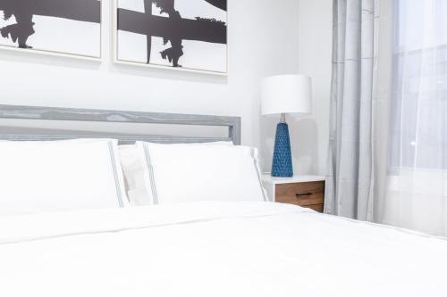 Katil atau katil-katil dalam bilik di 323-1 Specious 2BR Williamsburg