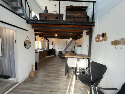 an open kitchen and dining room with a loft at El Secreto Del Descanso del Ebro in Sant Jaume d'Enveja