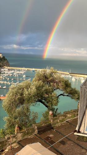 un arcobaleno sopra un porto con barche in acqua di Suites Luisa Sanfelice ad Agropoli