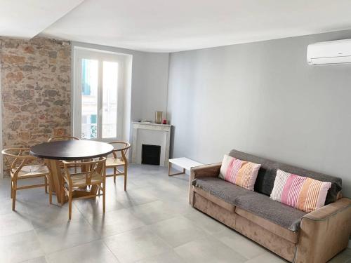 un salon avec un canapé et une table dans l'établissement BAT2 - Cannes, Carré d'Or, beau 2 pièces, à Cannes
