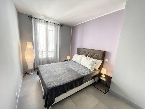 une petite chambre avec un lit et une fenêtre dans l'établissement BAT2 - Cannes, Carré d'Or, beau 2 pièces, à Cannes