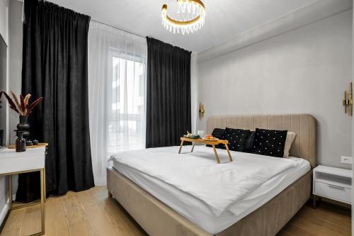 Tempat tidur dalam kamar di Airport Apartment - Private Terrace & Parking - by Rentujemy
