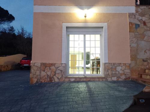 een gebouw met een deur naar een patio bij Gran Estudio de 50m2 cerca Costa Brava in Vidreres