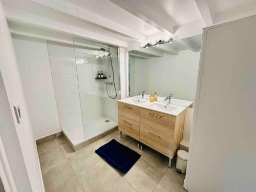 une salle de bain avec un lavabo et une douche dans l'établissement Grand Appartement T3 Standing en Hypercentre, à Toulouse