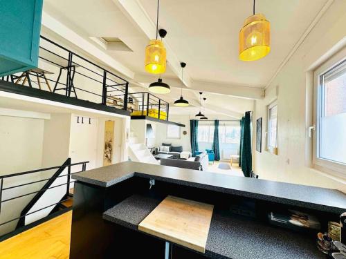 Il comprend une cuisine et un salon avec une mezzanine. dans l'établissement Grand Appartement T3 Standing en Hypercentre, à Toulouse