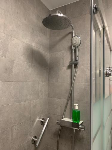 ラスパルマス・デ・グランカナリアにあるCasa a Medida - Smart Home - Canterasのバスルーム(ガラスドア付きのシャワー付)
