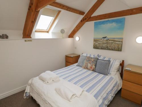 - une chambre avec un lit et une peinture à cheval sur le mur dans l'établissement The Boathouse Seahouses, à Seahouses