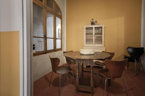 une salle à manger avec une table et des chaises en bois dans l'établissement CASA ABEILLE, à La Ciotat