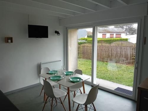 une salle à manger avec une table et des chaises et une fenêtre dans l'établissement Appartement Le Marceau, proche de la Mer., au Crotoy
