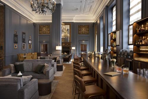 - un bar dans un restaurant avec des canapés et des chaises dans l'établissement Beacon Grand, A Union Square Hotel, à San Francisco