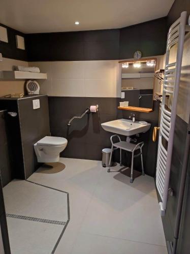 une salle de bain avec toilettes et lavabo dans l'établissement appartement Bakea, à Saint-Étienne-de-Baïgorry
