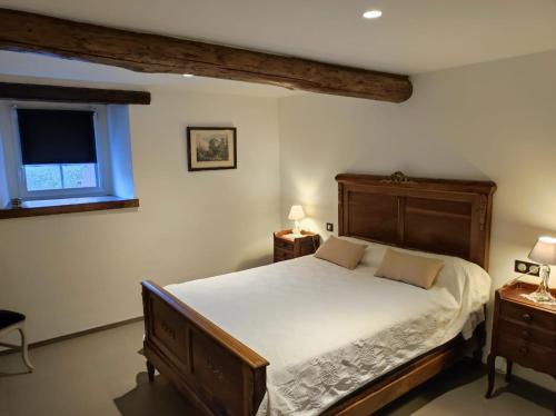 une chambre avec un grand lit et deux tables de nuit dans l'établissement appartement Bakea, à Saint-Étienne-de-Baïgorry