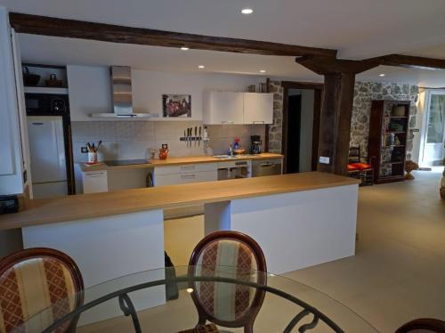 une cuisine avec des armoires blanches et un comptoir dans l'établissement appartement Bakea, à Saint-Étienne-de-Baïgorry