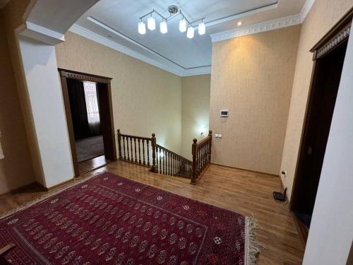 una habitación vacía con una escalera y una alfombra roja en Bray Relax Home, en Farsala