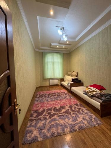 Habitación con cama y alfombra en el suelo en Bray Relax Home, en Farsala