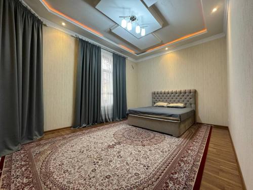 Habitación con cama con alfombra y ventana en Bray Relax Home, en Farsala