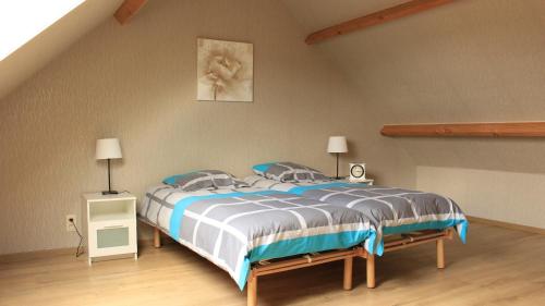 ein Schlafzimmer mit einem großen Bett im Dachgeschoss in der Unterkunft De Lekkermond in Diksmuide