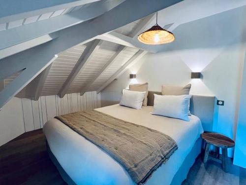 a bedroom with a bed in a room with an attic at NEW! Appartement « CASA PAPA » in Anse Marcel 